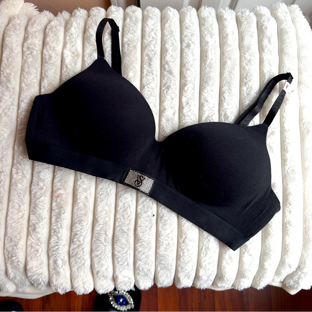 Victoria Secret T-Shirt Bra
Size 40C
Shine Patch Lightly Lined Full-Coverage
NWT